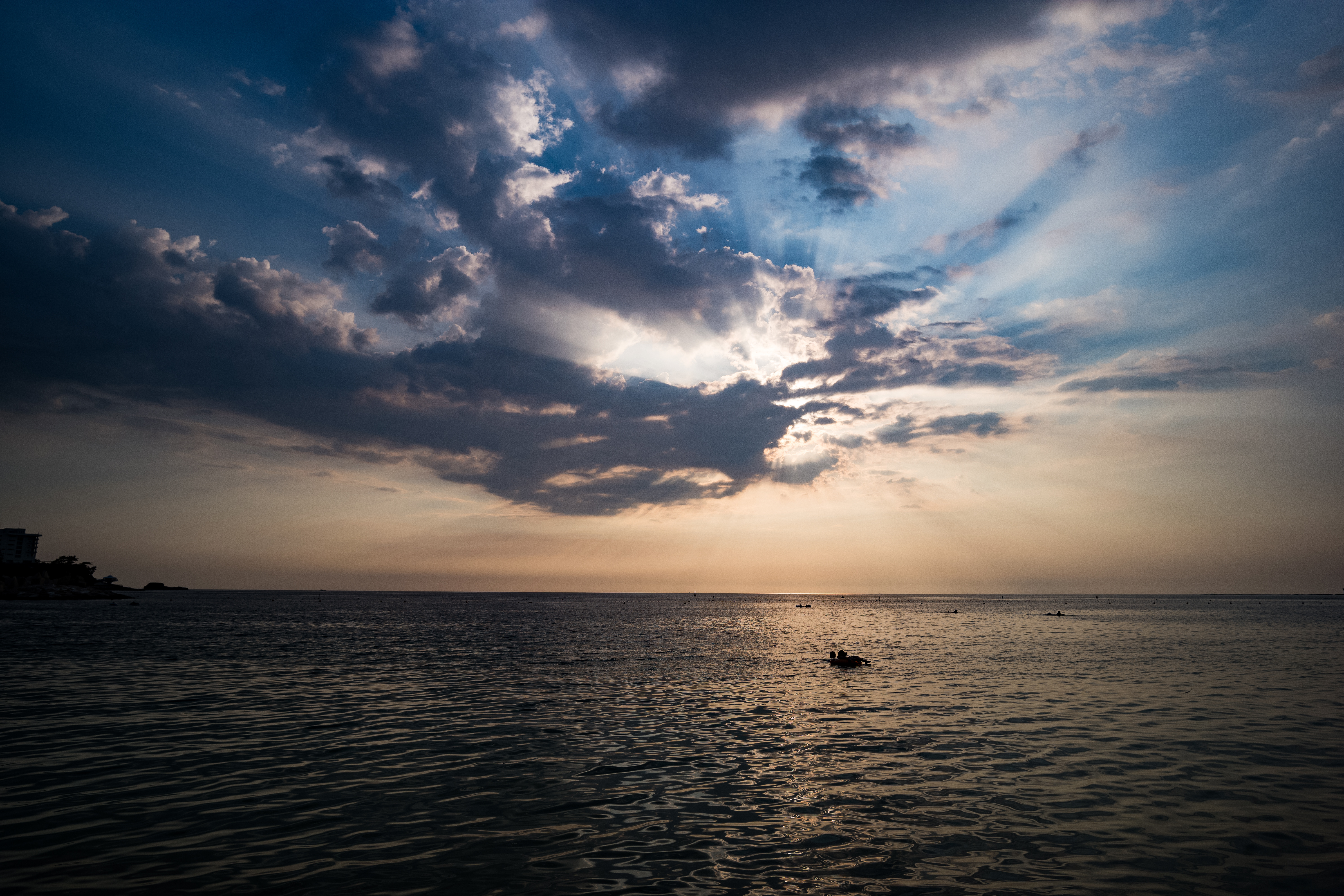 sunset sea - 雲に隠れた夕暮れと海と