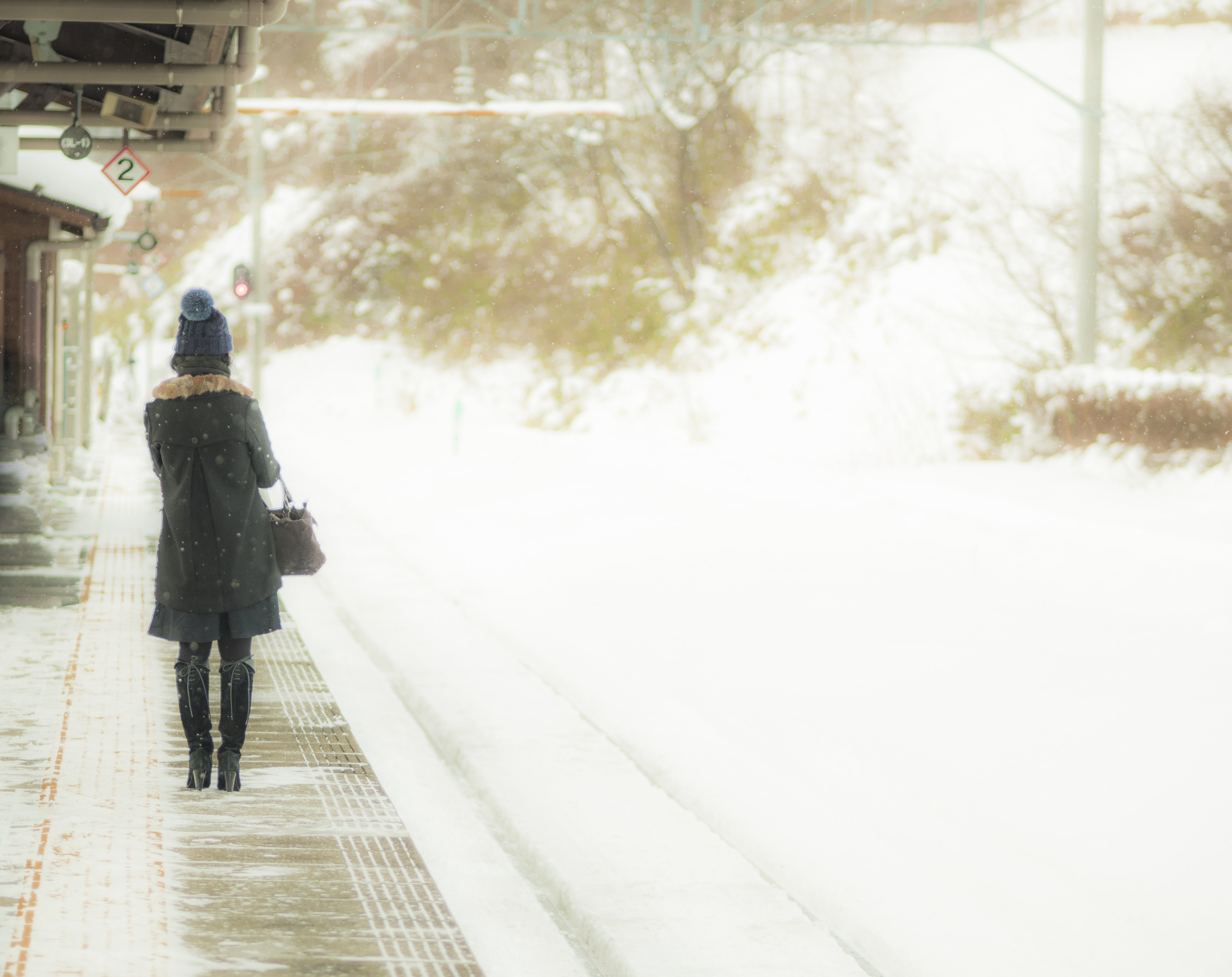 girl in the snow - 雪の中電車を待つ