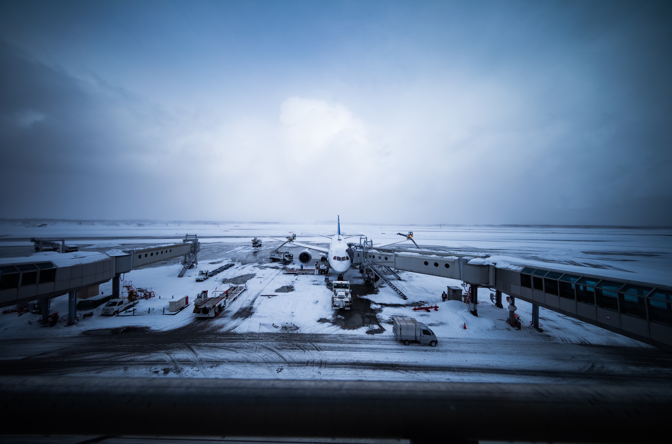吹雪、フライト。 - 猛吹雪の中、この飛行機を飛ばすために多くの人が尽力していた。