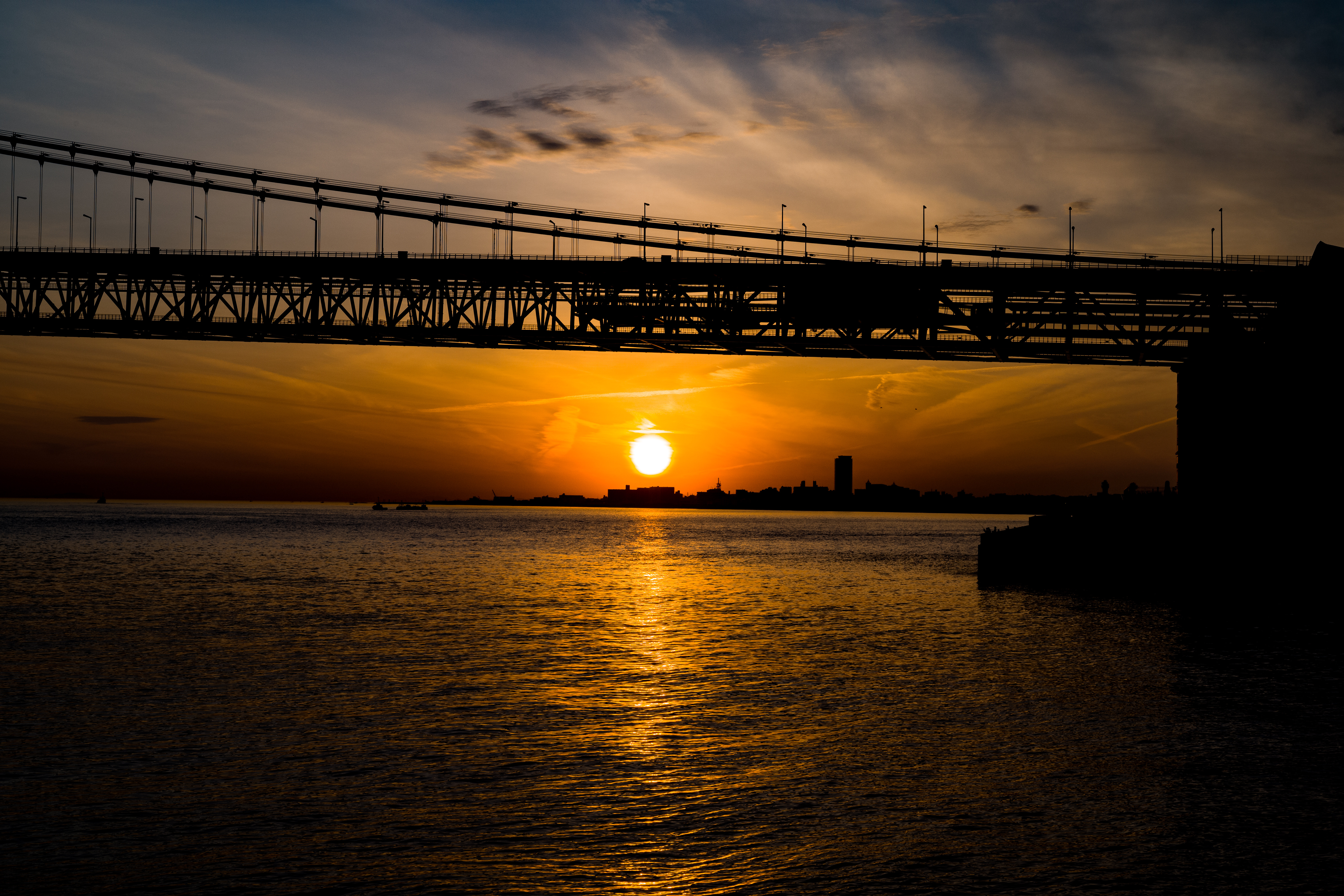 Sunset Perl Bridge - 明石に落ちる夕日を