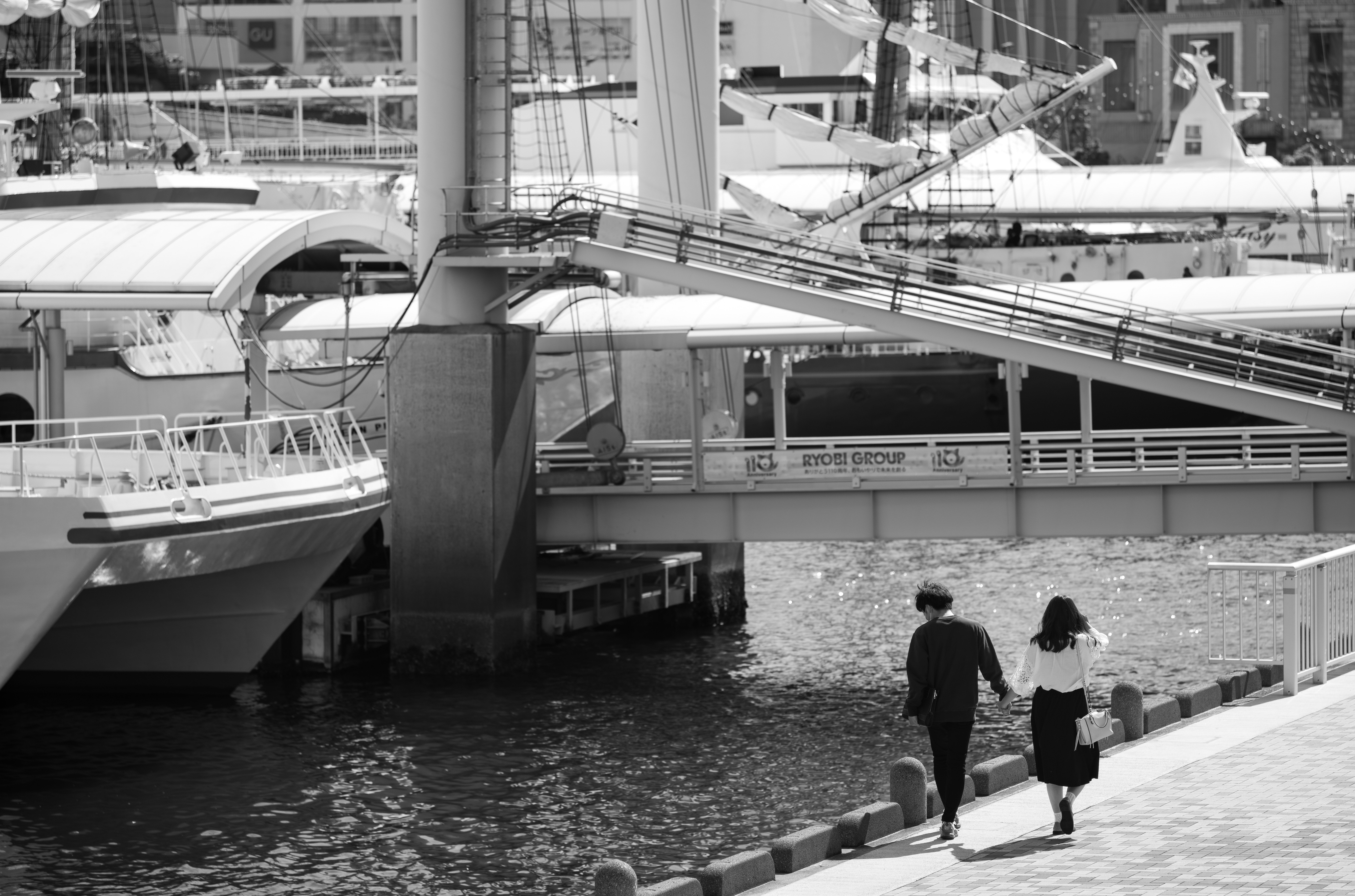 love at port - 港を手をつないで歩く姿を