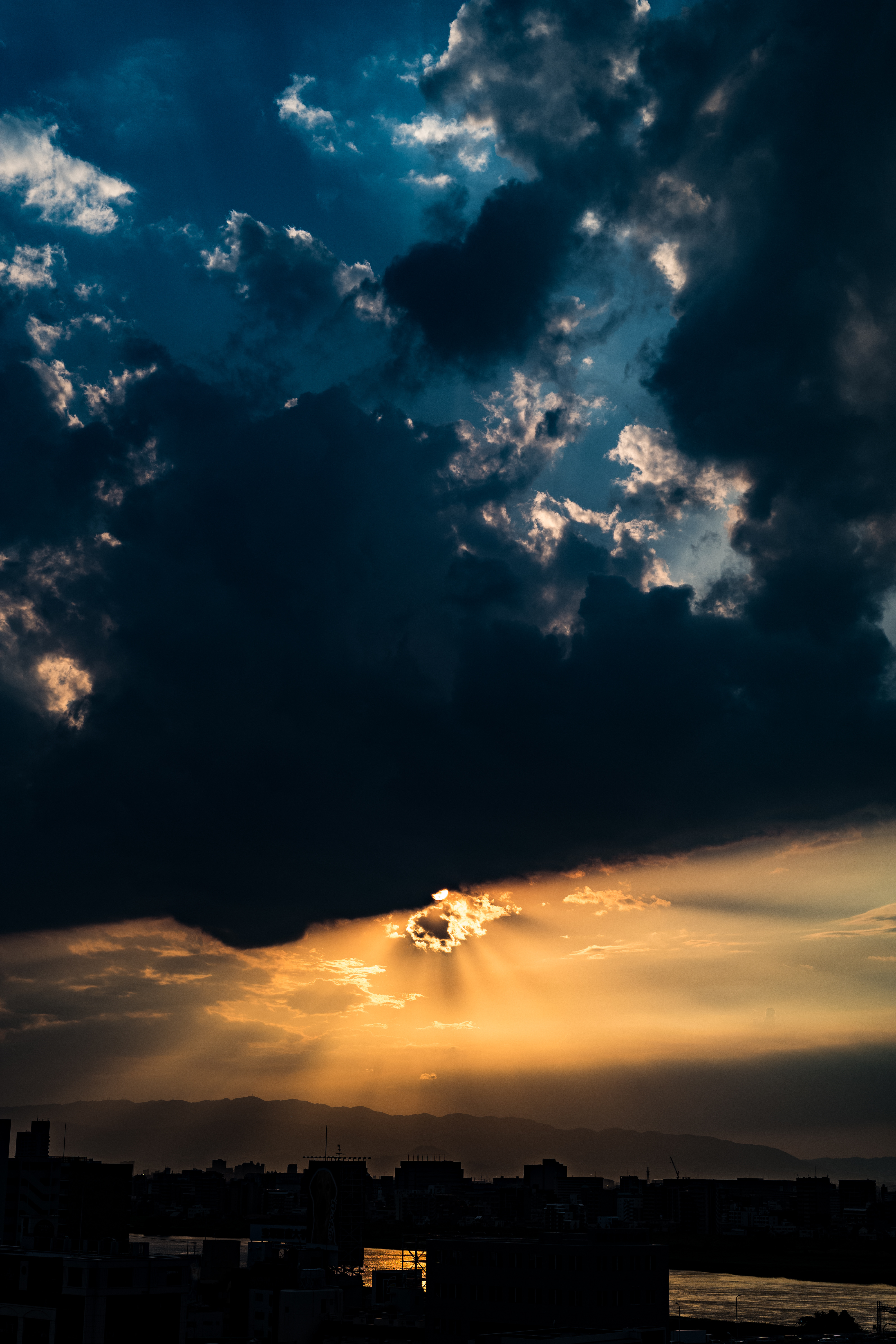 crepuscular rays - 淀川を挟んだ太陽から漏れる光が美しかった。