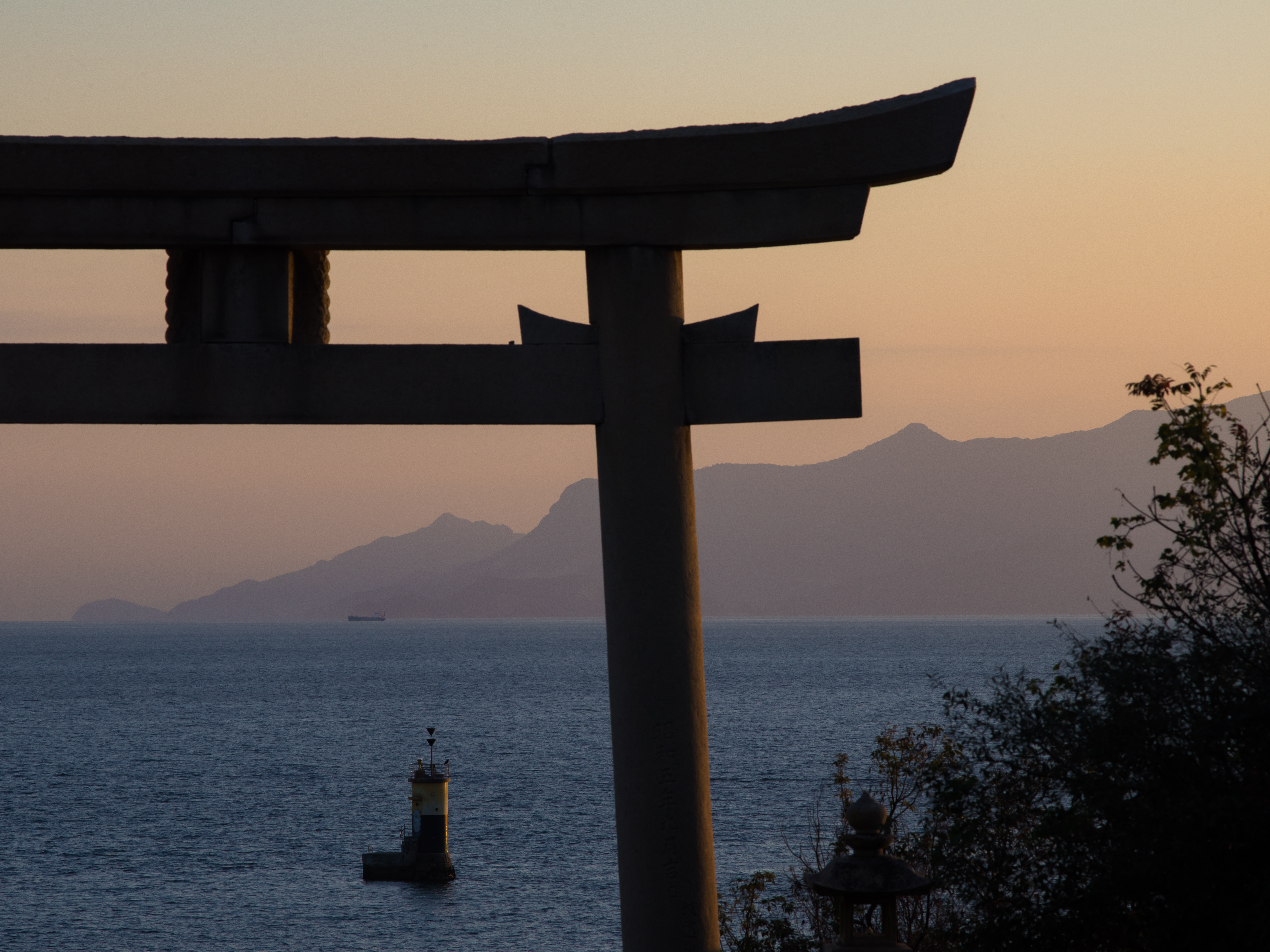 伊和都比売神社 - 鳥居の奥に見える海が美しい