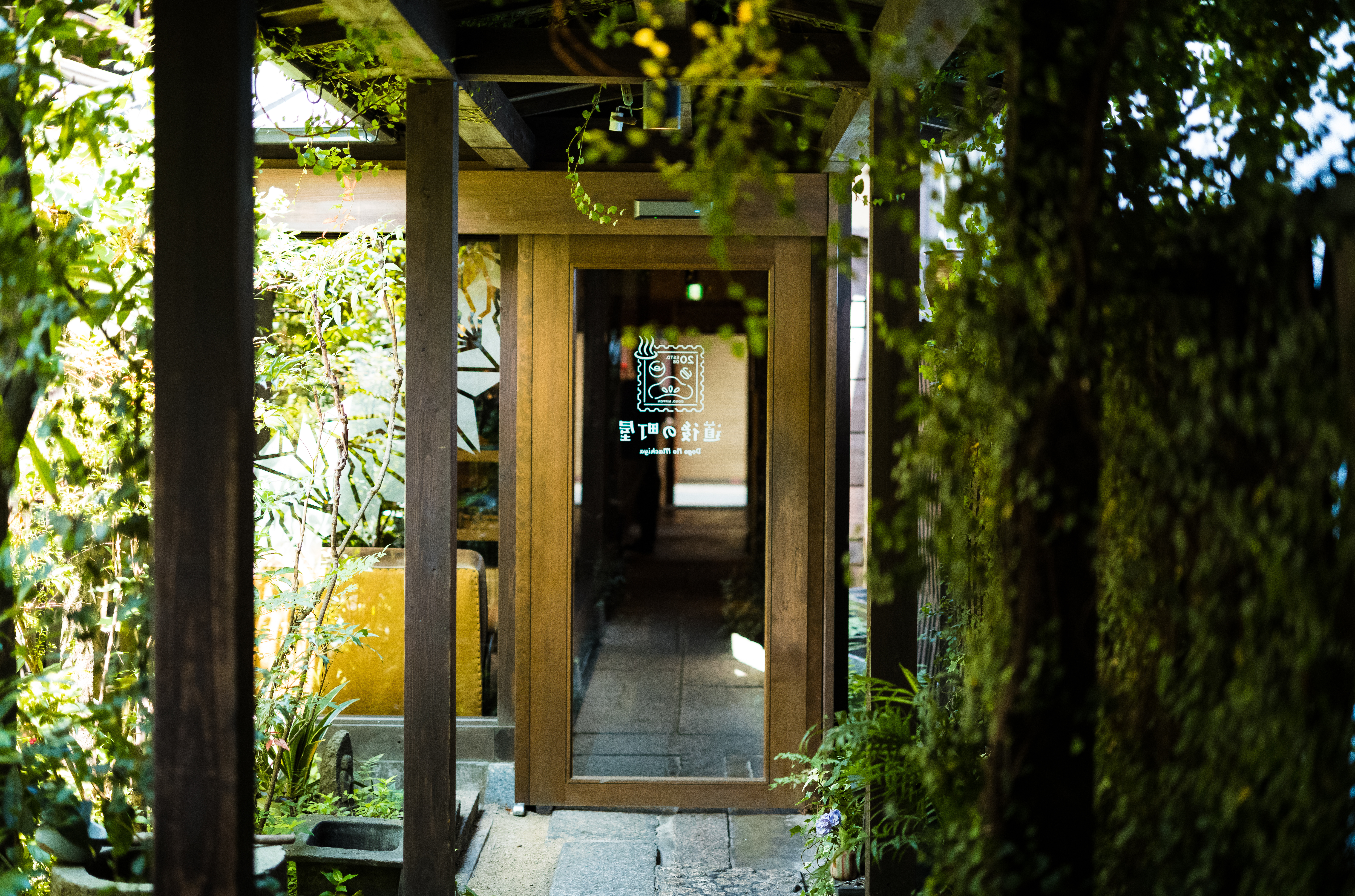 路地の先のカフェ - 狭い小路を抜けた先