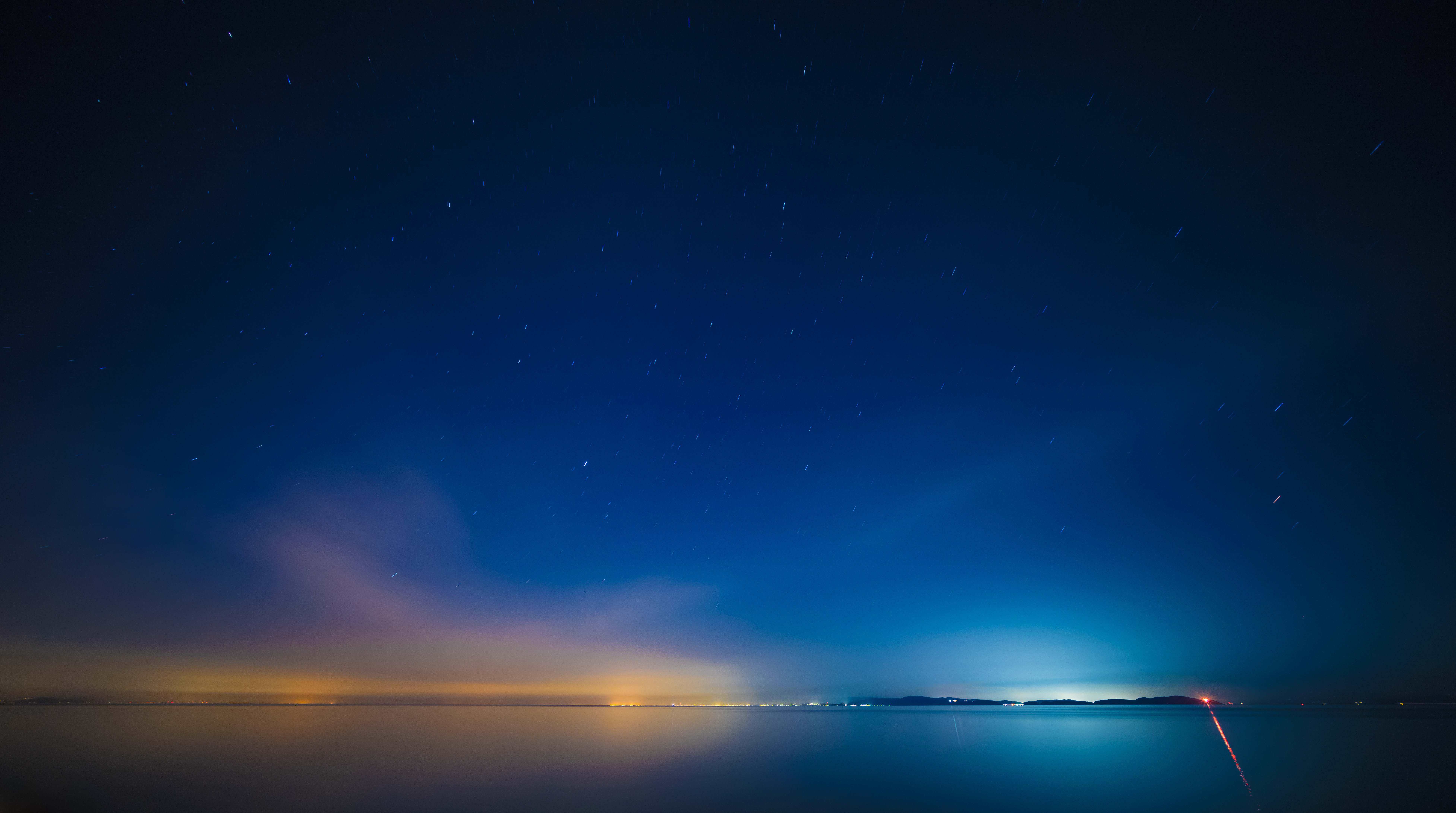 蒼の境界 - 夜にとけた水面から浮かぶ星空との境界。