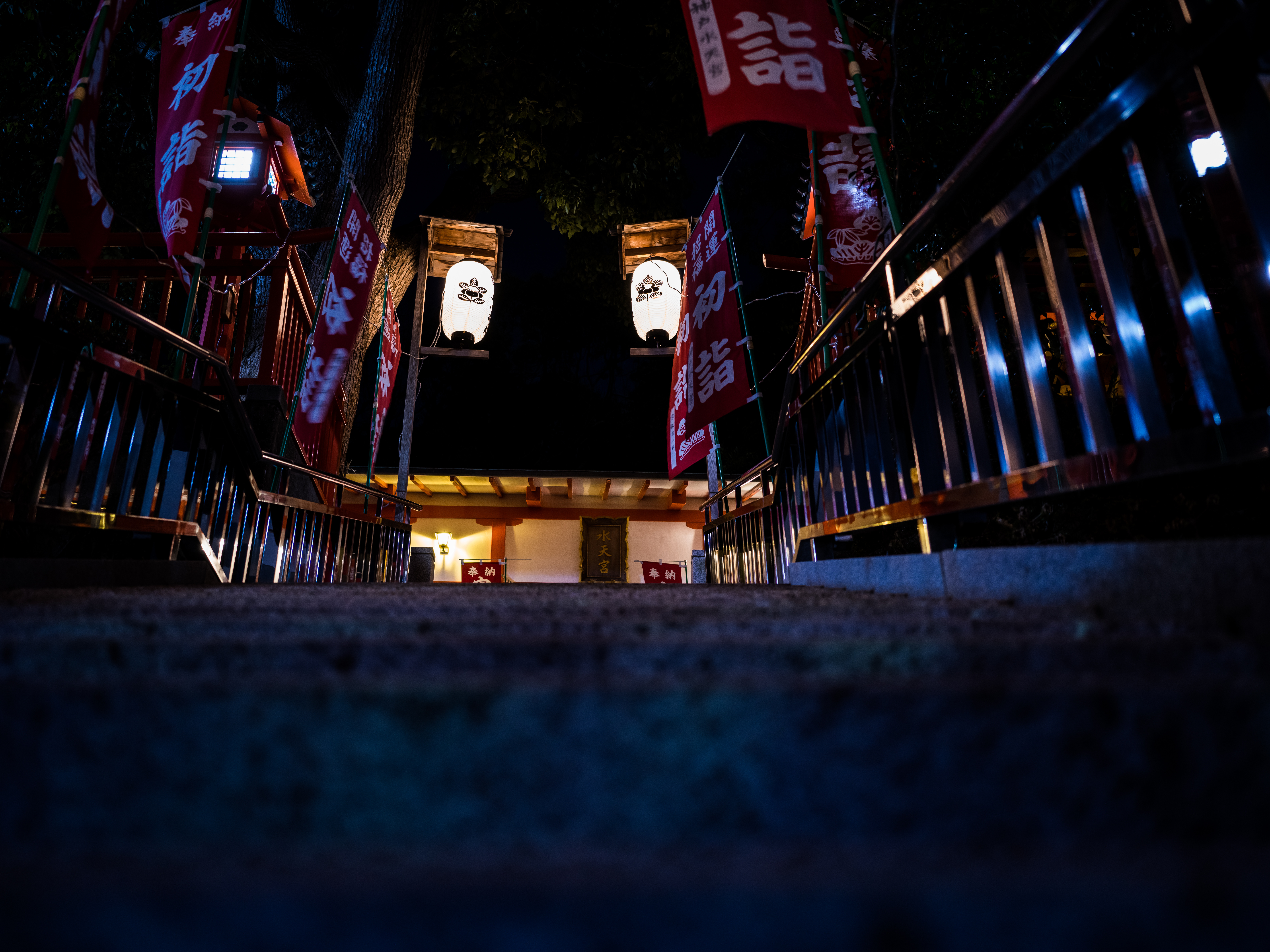 除夜 - 除夜の神社を階段下から。