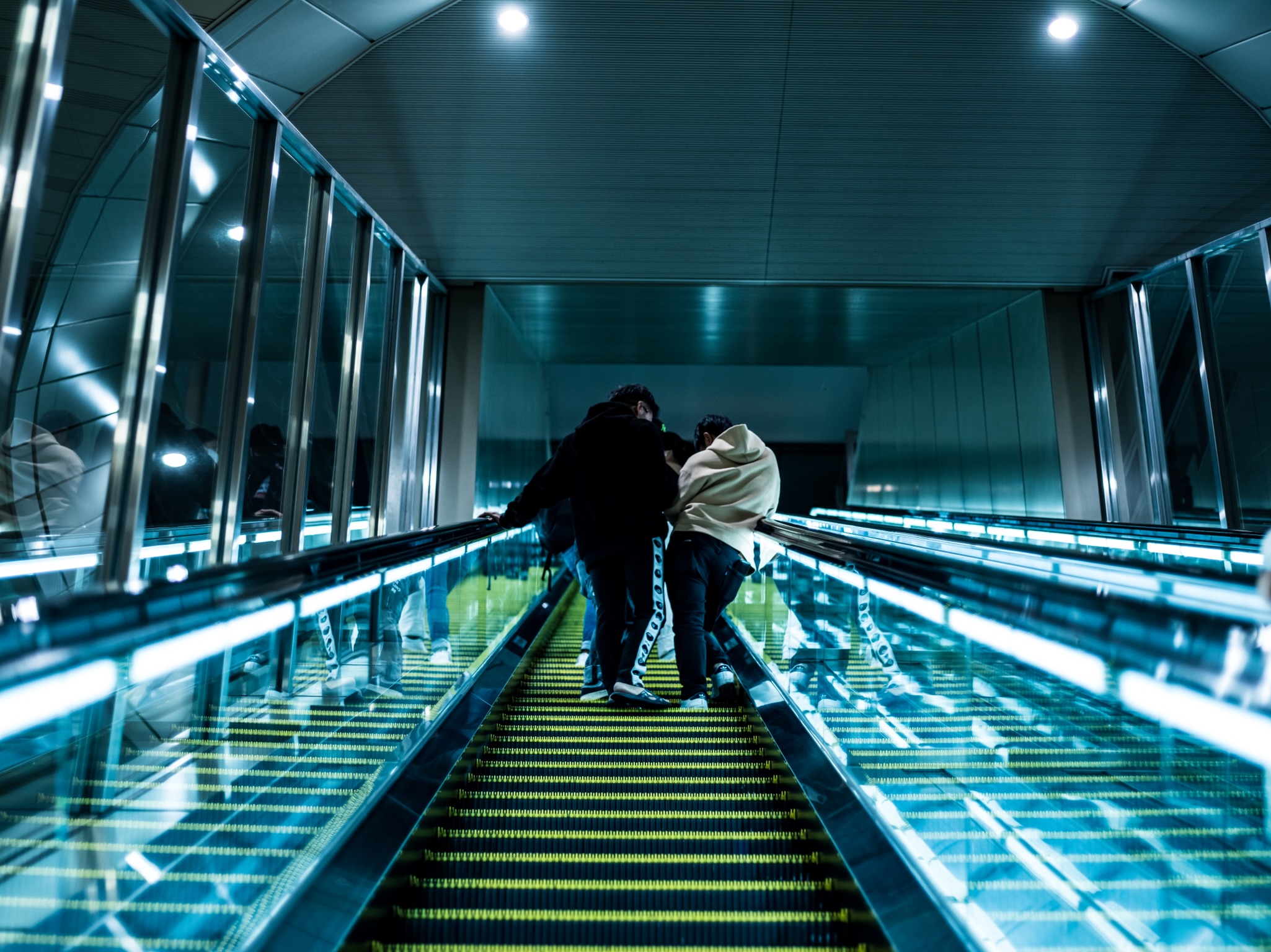 escalator. - 大阪駅のエスカレータで。