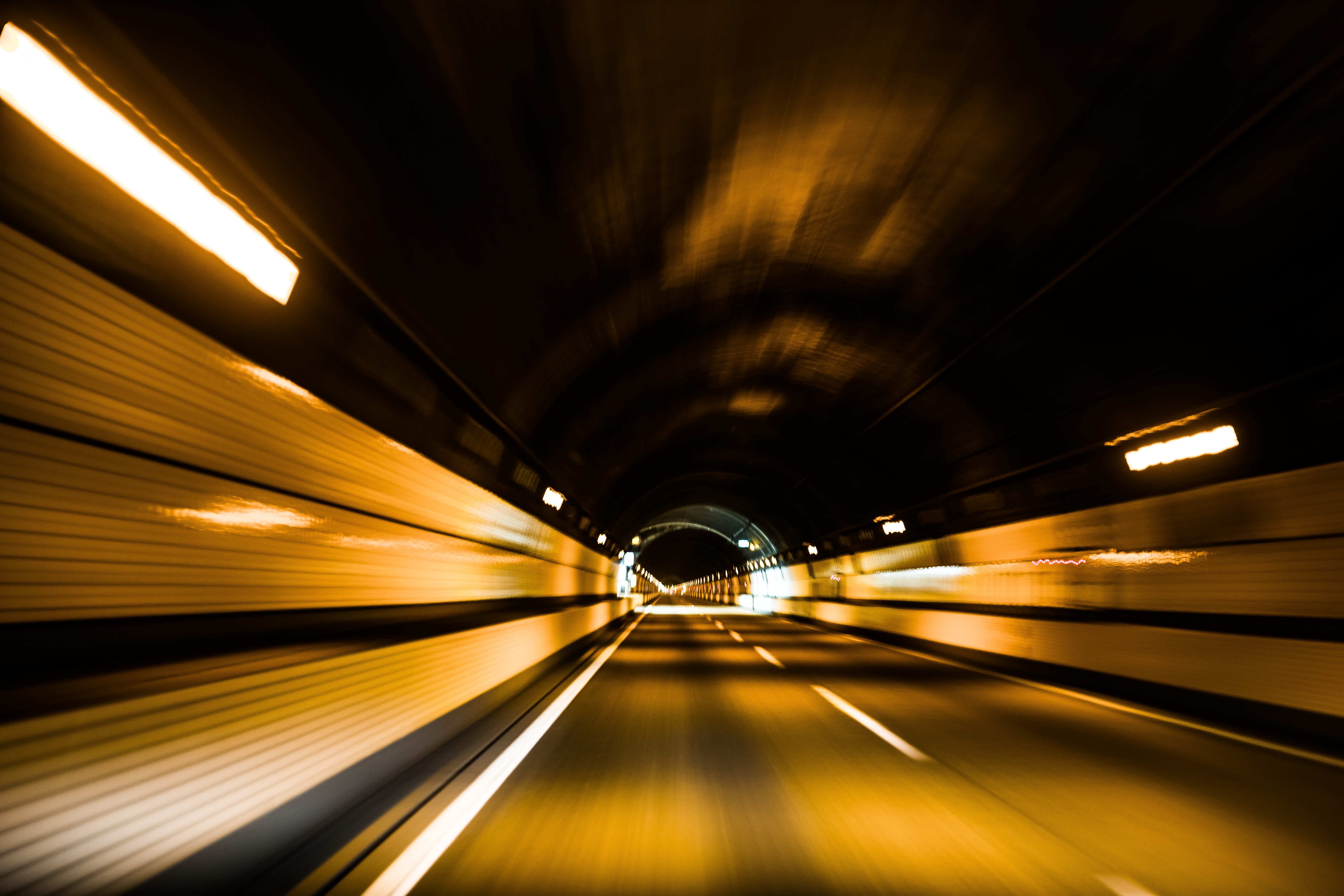 tunnel - 高速道路のトンネルを助手席から。