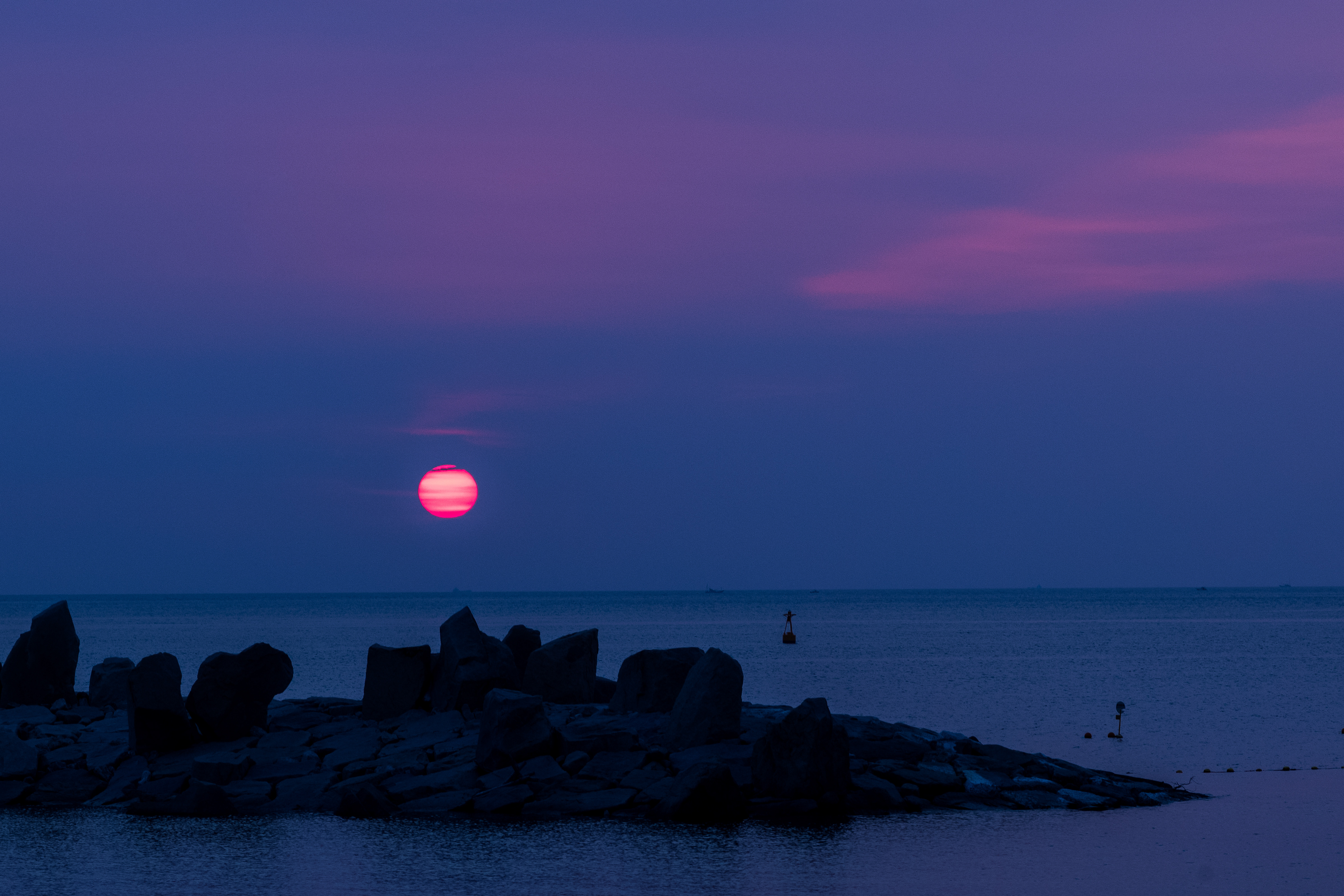 colors of the sunset - 磯越しに落ちる夕日