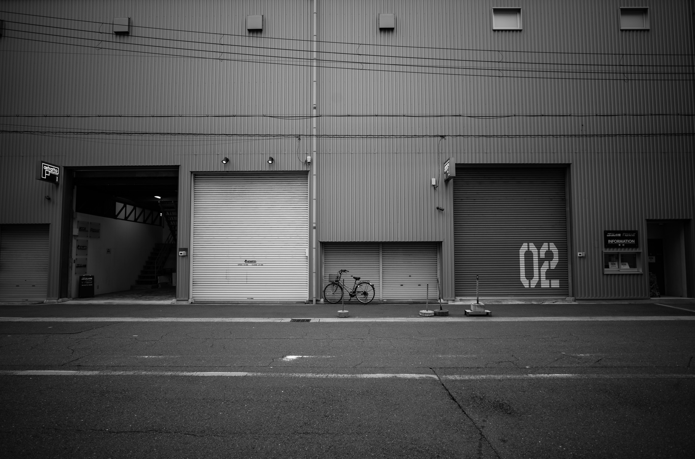 garage - 倉庫。実はコスプレスタジオらしい。