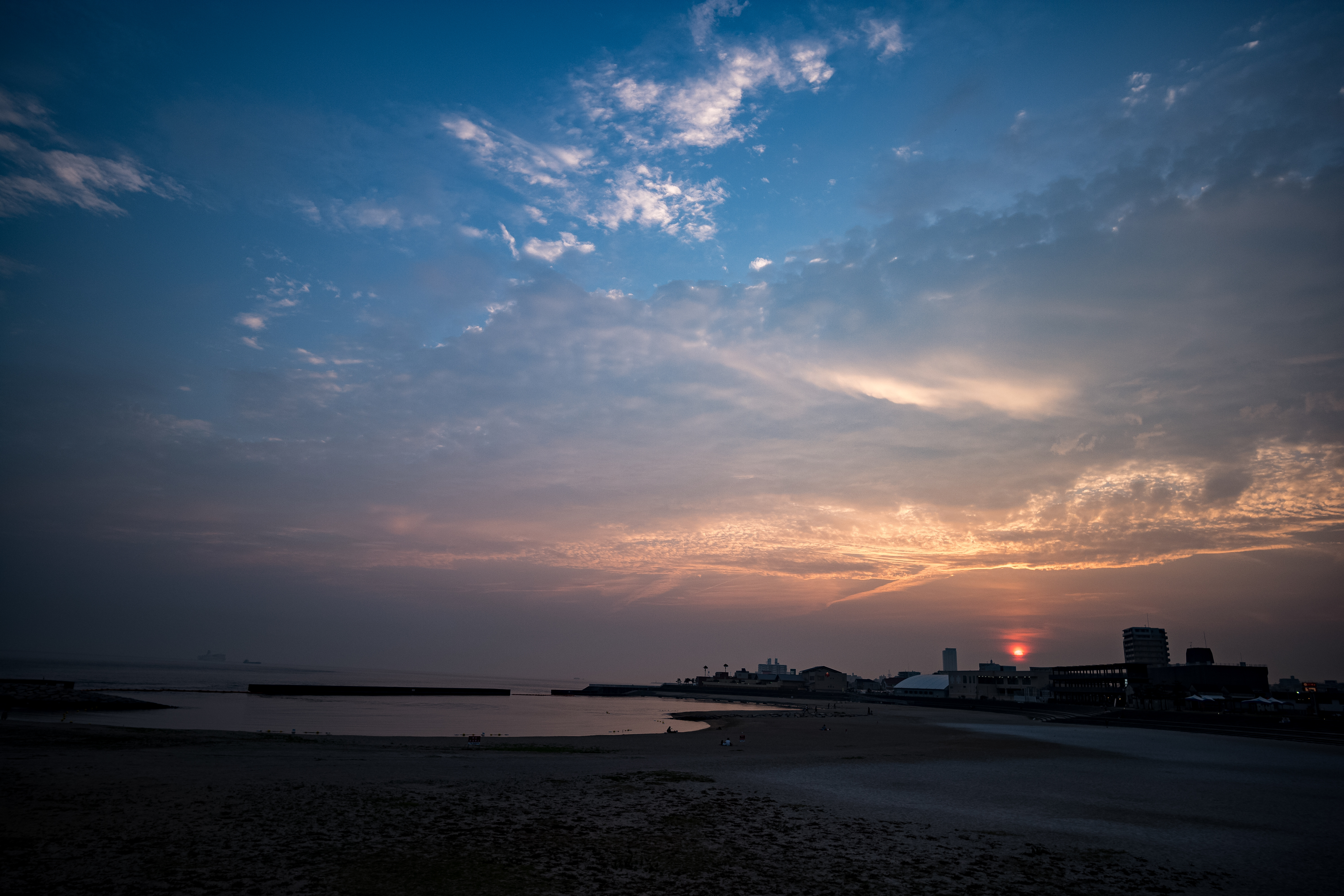 sunset summer - 海浜公園で落ちる夕日と雲に夏のはじまりを感じて。
