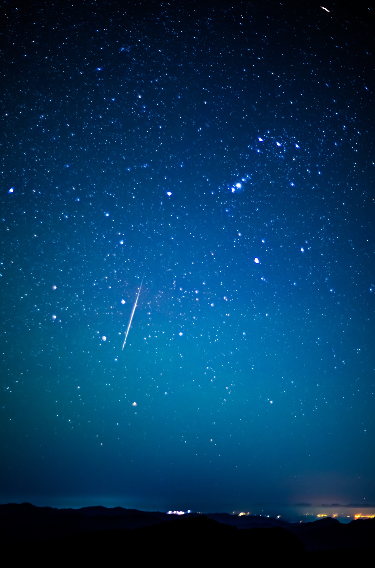 流星とオリオン - 双子座流星群を撮りに
