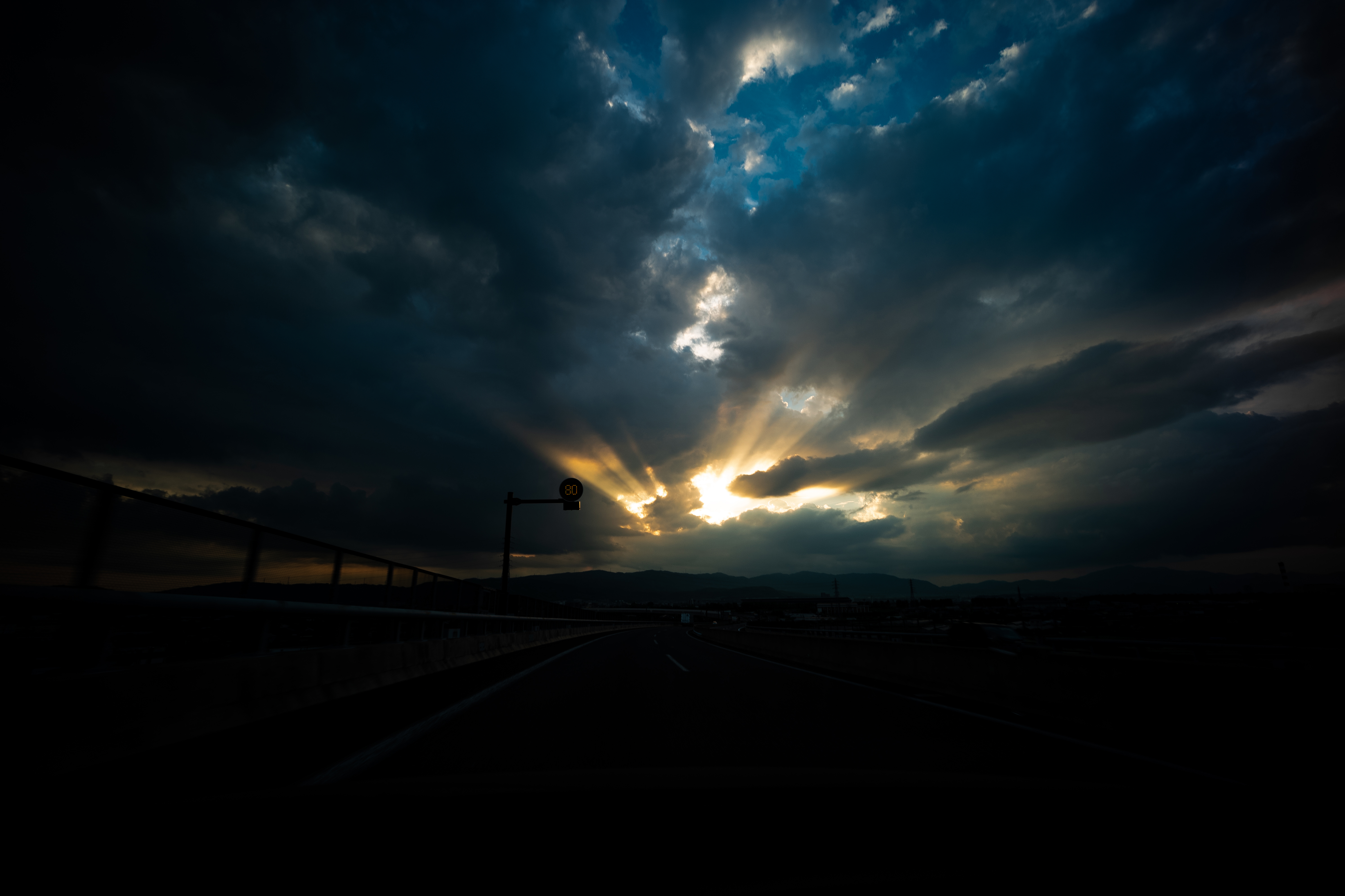 Highway - 曇り空の中走った高速道路で、急に切れた雲の合間を。